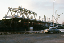 854484 Gezicht op de in aanbouw zijnde nieuwe spoorbrug (DEMKA-brug) over het Amsterdam-Rijnkanaal te Utrecht in de ...